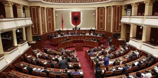 Kuvendi miraton ndryshimet në ligjin anti-KÇK. PS-ja i merr Metës betimin e gjyqtarëve