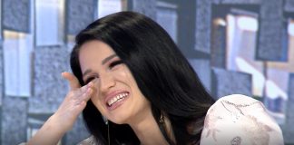 “E vu aj shumë mungesën”/ Kujton humbjen e nënës, këngëtarja e njohur shqiptare përlotet në studio (Video)