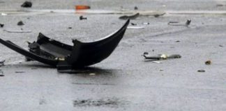 Belsh, makina përplas motorin, lëndohet shoferi