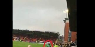 E PAZAKONTË/ Motorristi lë pa fjalë tifozët, futet dhe shpërndan picat brenda në stadium (Video)