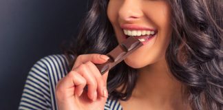 Studimi: Çokollata në mëngjes mund t’ju ndihmojë të bini në peshë