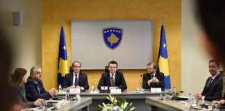 Kurti mbledh për herë të parë kabinetin qeveritar: Karriget i kemi, por do të rrimë më shumë në këmbë