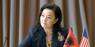 Yuri Kim ju fton në Instagramin personal: Postimi i parë është për Tiranën!