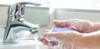 Pse nuk duhet ti lani duart me ujë të nxehtë?