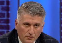 Protesta e opozitës/ “Edi Rama hoqi maskën e fundit për të mbrojtur vartësen e tij Belinda Balluku”, Gjekmarkaj: Jemi këtu për të mbrojtur shtetin ligjor