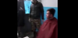 VIDEO/ Shkoi të qethej tek berberi, policia hyn brenda dhe i arre ston