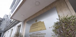 MSHMS: Shtyhet me 24 orë dërgesa e Pfizer, 15,210 dozat e vaksinave do të mbërrijnë të martën