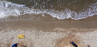 Fillon vendosja e çadrave në bregdetin e Durrësit, ja si po veprohet