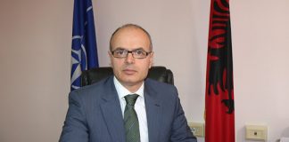 Petro Koçi ia merr këngës në makinë: Përshëndes të gjithe çamët e Fierit (Video)