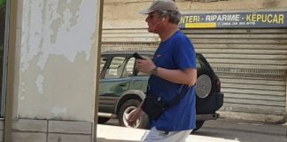 Borchard heq kostumin gjatë fundjavës