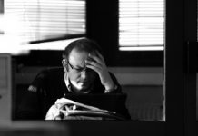 Enver Robelli: Gjumi rrezikshëm i gjatë i politikës kosovare