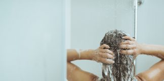 Ky është gabimi që të gjithë bëjnë në dush