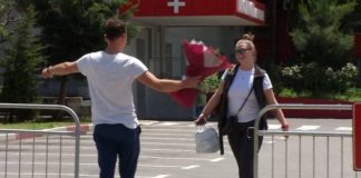 Sarandë, turistja ukrainase lë Infektivin, i dashuri e pret me lule para spitalit