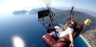 Video, parashutisti “fluturon” i ulur në divan duke parë TV