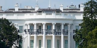 Ish-mësuesi i mbetur pa shtëpi, studenti i bën surprizën që e lë pa fjalë