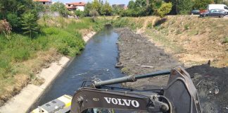 Bashkia e Tiranës ndërhyn me punëtorë dhe makineri për mirëmbajtjen e Lumit të Lanës (Foto)