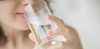 A i dini efektet kuruese nëse pini ujë të ngrohtë?