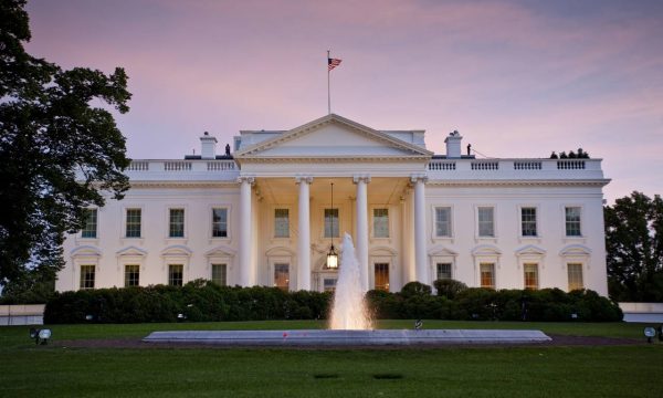 Dosja që  dogji  Pam Bondin   Çfarë gjeti Trump në zyrën e saj që çoi në shkarkimin e menjëhershëm 