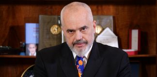 Dallimi mes errësirës që trashëguam, prej atyre që edhe të vdekurit i trazojnë me luftën e tyre qorre për pushtet