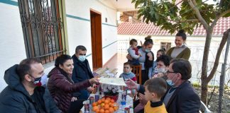 Balluku shpërndan certifikatat e legalizimit të shtëpive për tre familje në Kombinat: Do vijojmë dhe me banesat e tjera