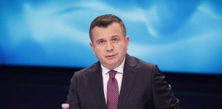 “Najada përfaqëson bluzat e bardha”/ Balla me mjekët dhe infermierët në Elbasan: Llafet e gjumin ia kemi lënë Lulit