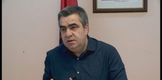 Blendi Gonxhe apel prindërve në timon: Mos rrezikoni jetën e fëmijëve duke i ulur në prehër