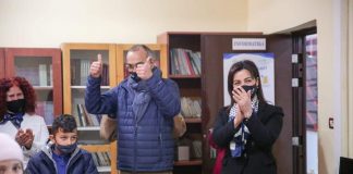 Projekti “TechHubs”, ministrja Kushi dhe përfaqësuesi i UNICEF ofrojnë tableta smart dhe aftësim digjital për të mbështetur nxënësit nga grupet e margjinalizuara