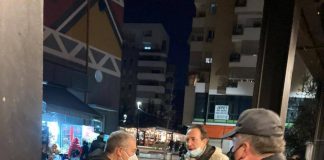 Fotot emocionuese/ Polici bashkiak gjen qenushin e humbur dhe ia dorëzon të zotit