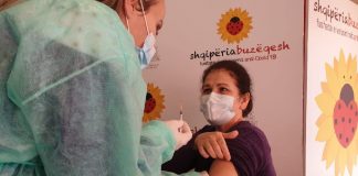 Foto/ Kush janë mjekët që morën sot vaksinën Pfizer në ‘Air Albania’