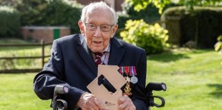 Mblodhi 33 mln £ për sistemin shëndetësor britanik, shtrohet në spital veterani 100-vjeçar pasi u infektua me COVID