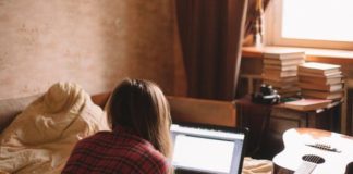 Pse nuk duhet të punoni nga shtrati?
