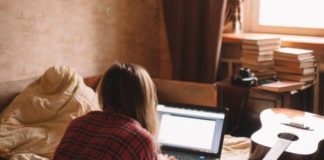 Këshilla/ Ja pse nuk duhet të punoni nga shtrati?