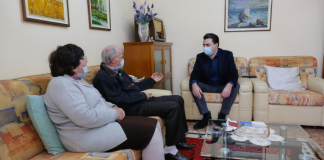 Basha i shpjegon “shkencërisht” programin e PD çiftit të moshuar: Me këtë plan fiton Shqipëria, fitoni ju. Kryefamiljari: Ju njohim nga televizori