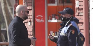 Në rrugë pa maskë e duke pirë duhan, gjobitet moderatori i njohur, policia nuk e kursen