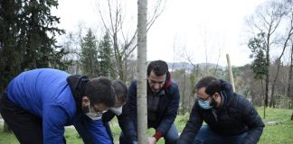 Një pemë për mjekun Bledi Nini, i cili humbi jetën nga Covid19, Veliaj: “Jetoi pak, por ndihmoi e u shpëtoi jetën kaq shumë njerëzve”