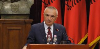 Për trimin e Monikës të etur për gjak, armë dhe një arkivol për ta dekoruar