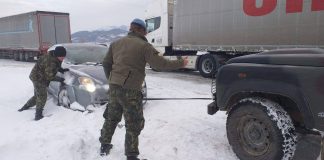 Automjetet e bllokuara në aksin Lezhë-Milot, FA çisternë për të furnizuar mjetet e mbetura pa karburant