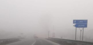 Mjegulla e dendur ‘pushton’ rrugët, ARRSH ka një thirrje për shoferët