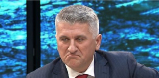 Agron Gjekmarkaj si palaço publik