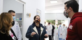 Manastirliu-Veliaj inspektojnë qendrën e re shëndetësore në Kashar: Përfundon rehabilitimi i 300 qendrave, do të vijojmë me qendra të tjera shëndetësore