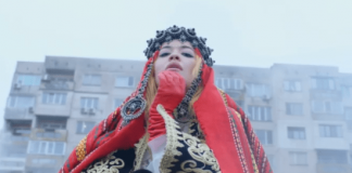Video/ Rita Ora i bën krenar të gjithë me projektin e ri, shfaqet e veshur me kostum tradicional shqiptar