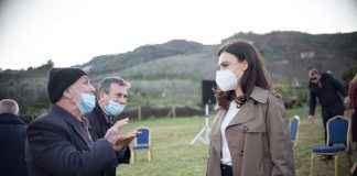 Ekonomi dhe Spiropali takim me fermerët e Vorës: Aplikoni për naftë pa taksa