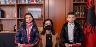 Ministrja Kushi takon Anxhelon dhe Deborahn, 2 nxënësit me inteligjencë të admirueshme: Të gjithë bashkë, do të përpiqemi fort për t’i zhvilluar akoma më shumë dhe t’i orientojmë siç duhet