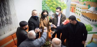 Spiropali ngre dolli me raki me banorë nga Vora