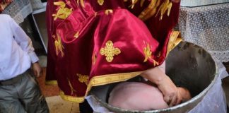 Foshnja humb jetën pas ritualit ortodoks të pagëzimit