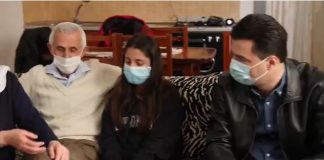 VIDEO-HUMOR/ Basha në siklet, i premton rritje pensioni familjes në Lundër, vajzat ia plasin të qeshurës