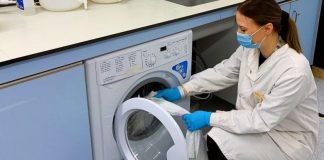 Sa ditë mbijeton Covid-19 në rrobat prej pambuku? Ja në çfarë temperature duhet të lahen veshjet që virusi të ike