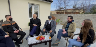 “100 herë erdhi Berisha s’bëri asgjë”/ Rama dhe Veliaj në dy shtëpi të rindërtuara, qytetari: Na e bone Farkën lule