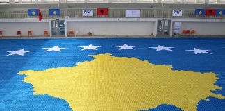 Mësuesja shqiptare synon rekord në “Guinness”/ Flamuri i Kosovës 1.216 metra katrorë me letër origami