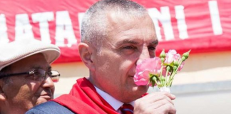 Presidenti i teneqeve, me sytë nga lufta e klasave